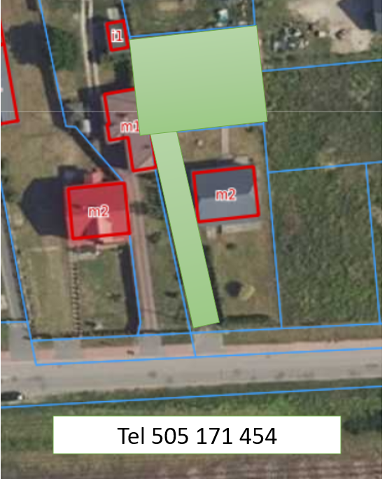 Zrzut ekranu z portalu mapowego przedstawia widok z lotu ptaka na uregulowany teren z nałożonymi jasnoniebieskimi liniami granic działek. Centralny punkt grafiki stanowi jaskrawozielona figura oznaczająca oferowaną nieruchomość o kształcie flagi – składa się ona z dużego prostokątnego pola w głębi oraz długiego, wąskiego pasa dojazdowego wydzielonego między sąsiednimi posesjami. Wokół widoczne są inne zabudowania otoczone czerwonymi konturami z oznaczeniami klasyfikacji budynków (m.in. „m2”). U dołu kadru, pod poziomą drogą, umieszczono biały pasek z czarnym tekstem „Tel 505 171 454”.