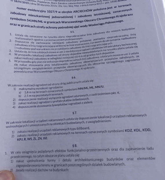 Fotografia przedstawia zbliżenie na wydrukowaną stronę oficjalnego dokumentu urzędowego, prawdopodobnie fragmentu miejscowego planu zagospodarowania przestrzennego (MPZP). Tekst na górze strony wskazuje, że dotyczy on działki o numerze ewidencyjnym 1027/9 w obrębie Arciechów, przeznaczonej pod zabudowę mieszkaniową jednorodzinną i letniskową (symbol 54.MN/ML). Poniżej widoczne są paragrafy od 5 do 8, określające szczegółowe warunki zabudowy i zagospodarowania terenu, w tym zasady dotyczące nieprzekraczalnych linii zabudowy (§ 5), parametrów ogrodzeń od strony dróg publicznych (§ 6, np. maksymalna wysokość 1,8 m dla wybranych symboli i zakaz stosowania prefabrykatów żelbetowych), ograniczeń dla urządzeń reklamowych (§ 7) oraz zasad zachowania ładu funkcjonalno-przestrzennego (§ 8). W lewym dolnym rogu kadru widoczny jest fragment palca podtrzymującego kartkę.