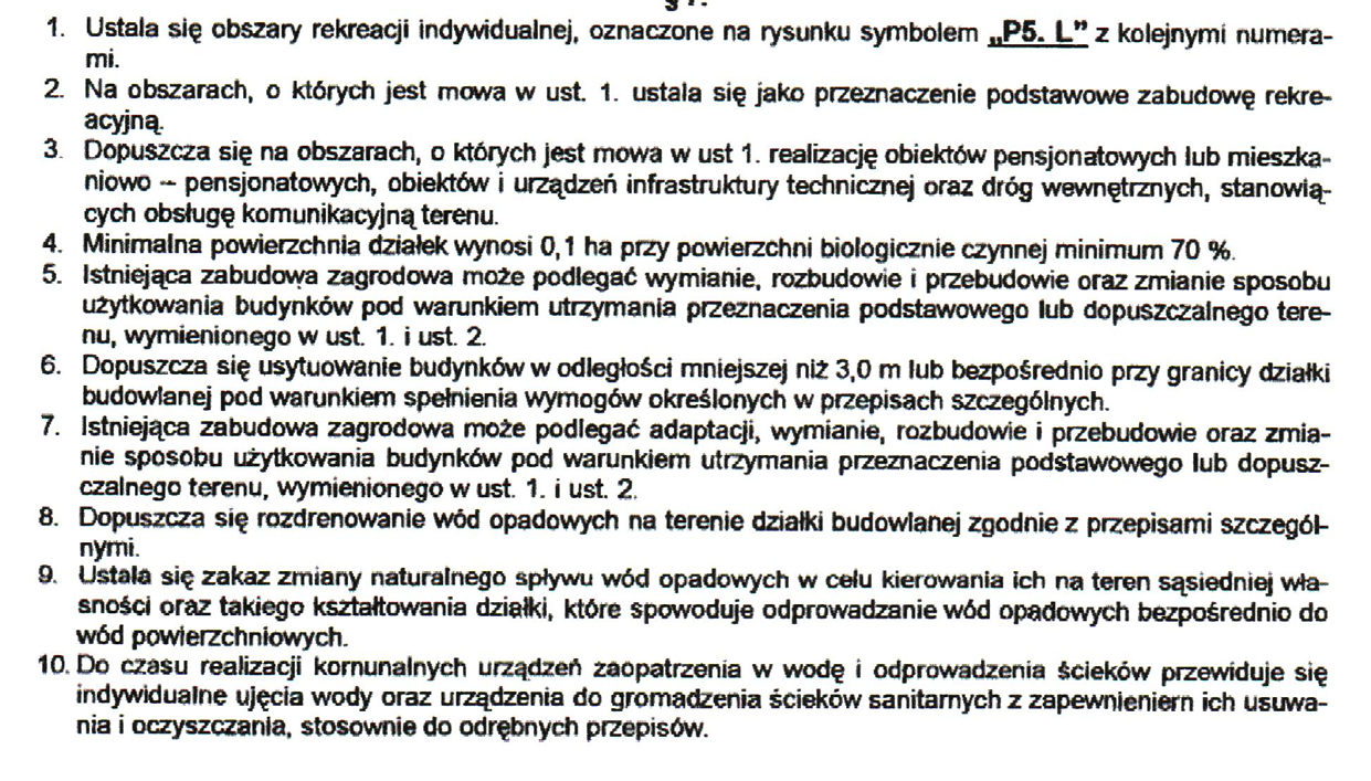 Zdjęcie przedstawia drukowany tekst w języku polskim, będący wyciągiem z lokalnych przepisów planistycznych (prawdopodobnie miejscowego planu zagospodarowania przestrzennego). Treść składa się z 10 ponumerowanych punktów. Pierwszy z nich określa obszary rekreacji indywidualnej oznaczone symbolem „P5. L”, a kolejne punkty definiują zasady ich zagospodarowania, w tym przeznaczenie podstawowe pod zabudowę rekreacyjną, dopuszczenie obiektów pensjonatowych, minimalną powierzchnię działek wynoszącą 0,1 ha przy powierzchni biologicznie czynnej minimum 70%, oraz kwestie odprowadzania wód opadowych i gospodarki ściekowej. Tekst jest czarny, wyrównany do lewej krawędzi i zaprezentowany na białym tle.